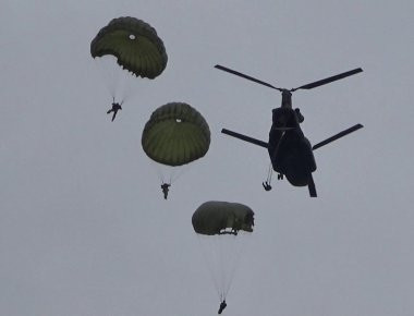 Κρήτη: Ρίψεις αλεξιπτωτιστών από την 1η ΜΑΛ (βίντεο)